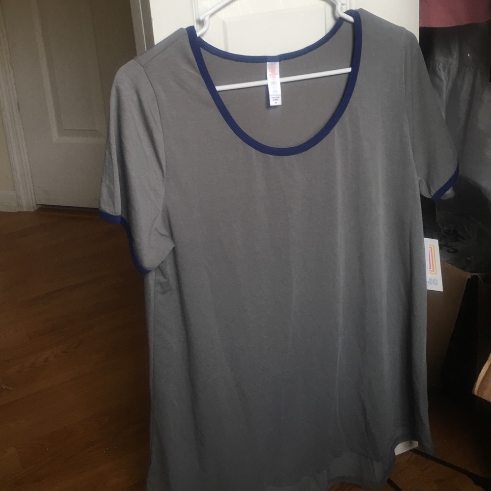 Bnwt Lularoe classic t !!